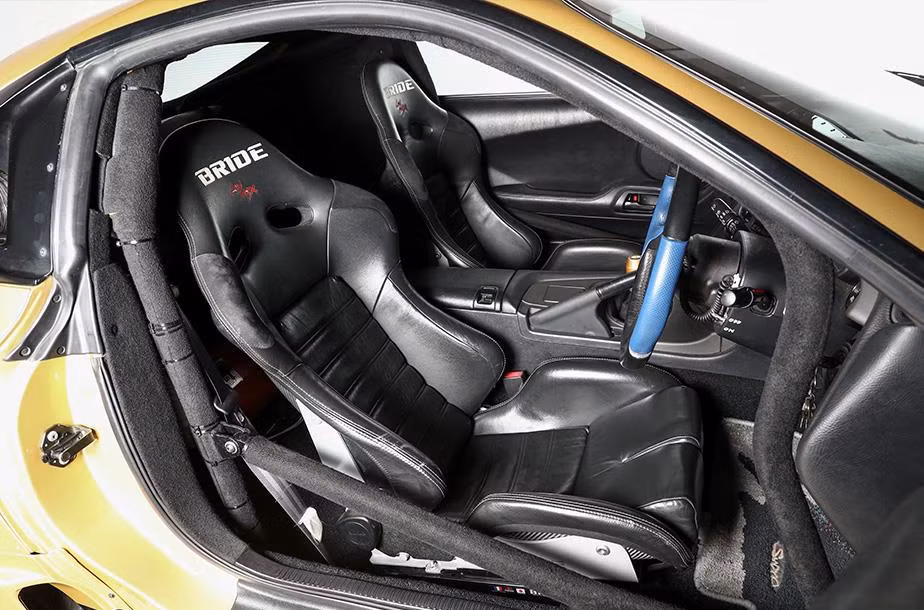 Xe chỉ bao gồm một khoang lái.