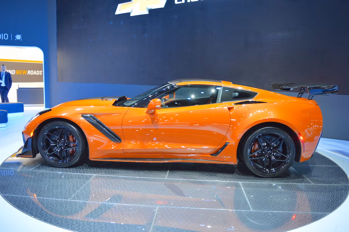 Chiếc Chevrolet Corvette ZR1 thế hệ thứ 4 được trang bị khối động cơ V8 tăng áp 6.5 lít LT5 độc quyền, sản sinh ra công suất 755 mã lực và mô-men xoắn cực đại 969 Nm, vận tốc tối đa đạt 337,96 km/h (theo công bố từ Chevrolet).