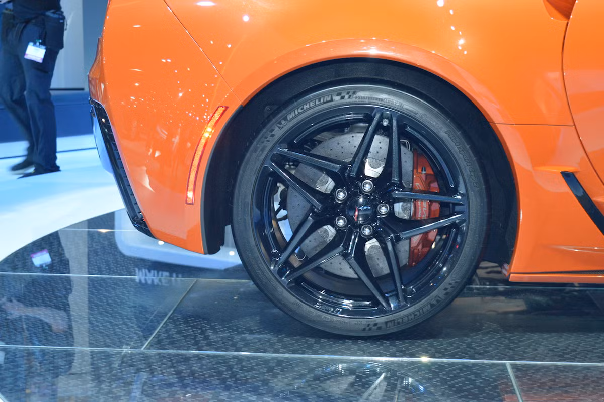 Đi kèm với động cơ trên là hộp số tay 7 cấp, cũng như một hộp số tự động (8 tốc độ) – đây là chiếc ZR1 đầu tiên được trang bị.