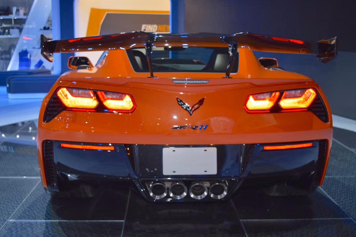 Bên cạnh đó, nó còn được hãng xe ôtô Chevrolet trang bị một hệ thống phun nhiên liệu kép đầu tiên của GM, bao gồm cổng phun hướng chính và bổ sung các cổng phun phụ.