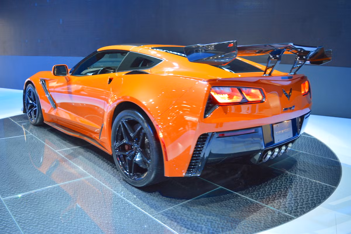 Động cơ LT5 trên Chevrolet Corvette ZR1 2018 mang lại công suất “khủng” cho chiếc xe nhờ vào một hệ thống tăng áp mới, tiết kiệm năng lượng hơn, cho phép thay thế 52% so với bộ siêu tăng áp LT4 trên Corvette Z06 thế hệ cũ. 