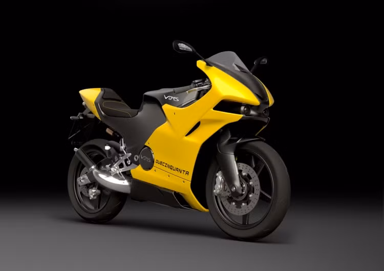 Do trọng lượng nhẹ khiến xe khó ổn định khi chạy tốc độ cao, đồng nghĩa với việc cỗ mãy 70 mã lực này thực sự là một con quái vật. Với phiên bản đua chuyên nghiệp Competizione còn được trang bị động cơ 288cc, sản sinh công suất tối đa 80 mã lực và sở hữu trọng lượng chỉ 85kg.