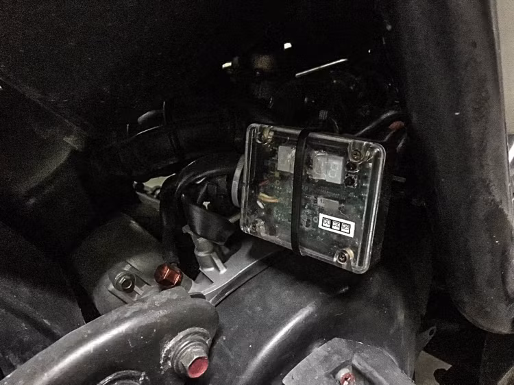 Bên cạnh đó chủ nhân còn thửa cho chiếc xe bộ bugi Iridium Racing, bộ ổn định xăng gió điện tử AFRM của HKS từ Nhật cũng như dàn đèn pha LED để đảm bảo chiếc xe hoạt động với hiệu suất cao nhất. Chủ nhân 9x này cũng cho biết mẫu xe hoàn toàn có thể nhấc đầu hay kéo văng đuôi khi gia tốc đột ngột.