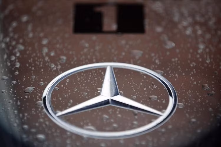 Một trong số đó phải kể đến logo ngôi sao ba cánh đầy quyền uy của hãng Mercedes-Benz. Được biết logo này gắn với câu chuyện của người sáng lập nên hãng – Gottlieb Daimler. vào những năm cuối thế kỷ 19 đã gửi cho người vợ tấm bưu thiếp mang hình ngôi sao bao quanh ngôi nhà cùng dòng chữ “một ngày nào đó, ngôi sao này sẽ toả sáng sự nghiệp của anh”.