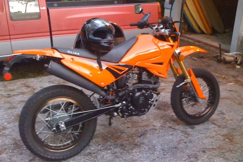 Cái tên tiếp theo là Qlink XF200, cũng là một mẫu xe môtô Trung Quốc. Hiện xe có giá bán 2.650 USD (60 triệu đồng). Xe được trang bị khối động cơ 199cc làm mát bằng không khí, xi-lanh đơn, công suất 15 mã lực.