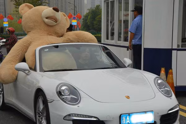 Nnhân vật chính trong màn tỏ tình là một cô gái đang học tại trường Đại học Sư phạm Hàng Châu, Trung Quốc. Nam chính đã lái xe đến tận trường và kéo theo con gấu khổng lồ vào sân trường để gặp bạn gái.