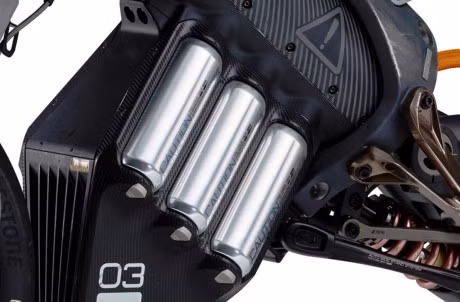 Bộ phận cung cấp điện năng chính cho động cơ điện trên chiếc xe môtô thông minh MOTOROiD hoạt động dẫn động bánh sau là cụm pin nguồn Li-ion. Trên xe có ít nhất 6 cục pin bố trí cân xứng 2 bên và lộ một phần ra ngoài trông khá kỳ lạ và ấn tượng.