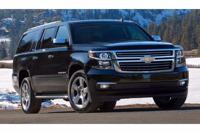 Về thiết kế tổng thể, mẫu xe đến từ tập đoàn GM sở hữu phong vuông vức và đầy mạnh mẽ. Chevrolet Suburban sử dụng động cơ EcoTec3 V8 dung tích 5.3L sản sinh 355 mã lực, mô-men xoắn cực đại 383 Nm, hệ thống truyền động 2 bánh, hộp số 6 cấp và dung tích bình xăng lên đến 117L. Xe có giá bán tiêu chuẩn tại Mỹ từ 49.915 USD.