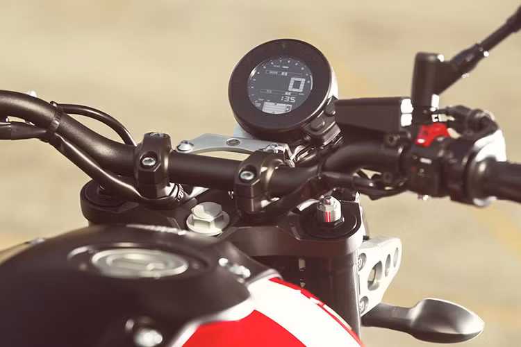 Về màu sắc, màu đỏ của Yamaha XSR700 2018 thẫm hơn với sọc chạy dọc bình xăng. Tay lái của xe được thiết kế dạng tracker khá thoải mái, cụm đồng hồ của xe đơn giản với màn hình kỹ thuật số dạng đơn sắc.