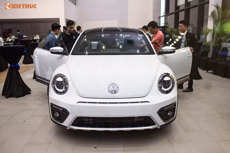 Volkswagen New Beetle Dune 2017 và Passat Bluemotion 2017 là hai “tân binh” đã được ra mắt vào 14/9 tại Hà Nội. Trong đó, mẫu xe “con bọ” VW Beetle Dune nổi bật và khỏe khoắn hơn với nhiều thay đổi về thiết kế theo phong cách của một chiếc xe "con bọ" Beetle Type 1 cổ.