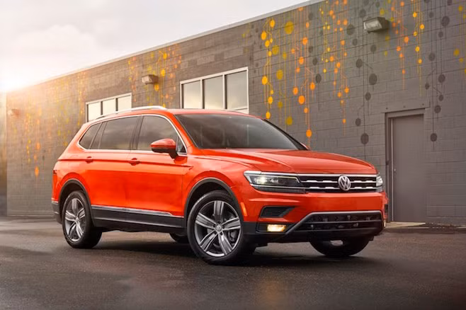Mẫu crossover hạng trung Volkswagen Tiguan được trang bị động cơ xăng tăng áp 4 xi-lanh thẳng hàng 2.0l TFSI với công suất tối đa 184 mã lực và mô-men xoắn cực đại 300 Nm kết hợp hộp số tự động 6 cấp-Tiptronic và hệ dẫn động bốn bánh toàn thời gian 4-MOTION cho vận tốc tối đa 179 km/h.