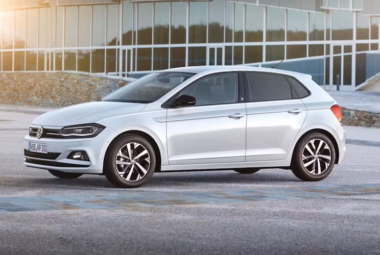 Mẫu sedan và hatchback hạng B Volkswagen Polo thế hệ thứ 6 đến triển lãm được trang bị động cơ dung tích 1.6 lít 4 xi-lanh thẳng hàng cho công suất 105 mã lực tại tua máy 5250 vòng/phút, sức kéo tối đa 153 Nm tại 3800 vòng/phút đi kèm hộp số tự động 6 cấp dẫn động cầu trước. Mức tiêu thụ nhiên liệu là 5.3 lít/100 km.