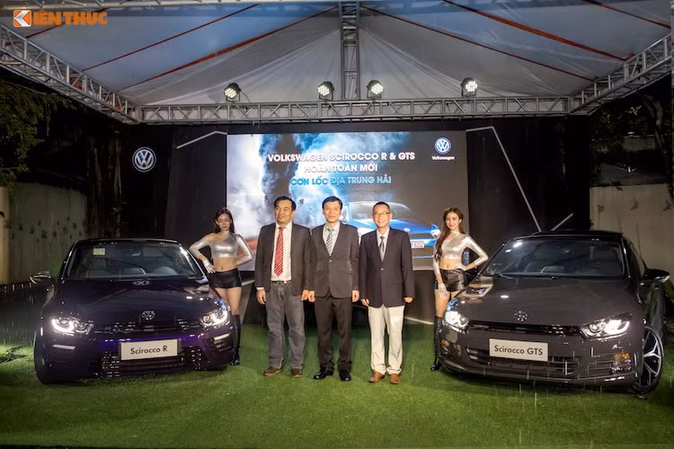 Dòng hatchback thể thao 3 cửa Volkswagen Scirocco được Volkswagen mang đến Triển lãm với 2 phiên bản. Scirocco GTS được trang bị động cơ động cơ 1.4l cho khả năng tăng tốc từ 0 – 100 km/h chỉ trong 6,5s với vận tốc tối đa 244 km.