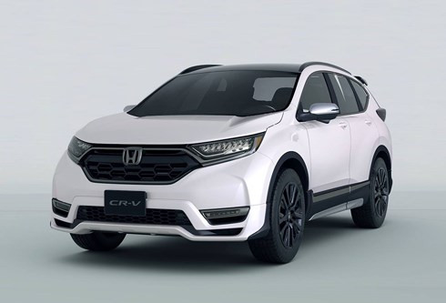 Mẫu Honda CR-V Custom Concept sẽ được trang bị những bộ phận đặc biệt và lớp sơn là sự kết hợp của các màu bạc, xám và đen để ngoại thất trở nên thể thao hơn. Ở phía trước, Honda CR-V Custom Concept có lưới tản nhiệt Modulo, cản xe Modulo và đèn sương mù LED. Phần logo Honda, viền trên lưới tản nhiệt và nơi đặt đèn sương mù có màu xám.
