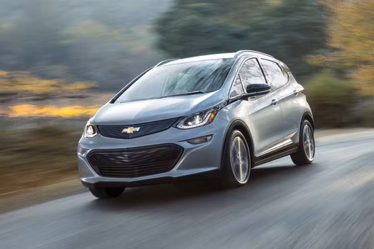 Được đánh giá cao nhất trong số những mẫu top xe ôtô hybrid tốt nhất trên thị trường hiện nay là Chevrolet Bolt 2017 với 8,9/10 điểm. Theo các chuyên gia, Chevrolet Bolt 2017 nổi bật với phạm vi hoạt động ấn tượng cùng mức giá cả phải chăng xứng đáng là một trong những mẫu xe điện bình dân đáng mua nhất trên thị trường hiện nay.