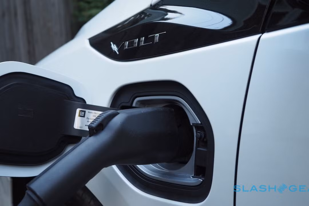 Xe có bốn chế độ lái: Normal, Sport, Hold và Mountain, giúp người lái xe điều chỉnh giảm tốc độ và số lượng bộ hãm tái sinh sẽ được gửi đến bình ắc quy. Đặc biệt mức tiêu thụ chỉ 5,47 l/100 km trong đường thành phố và 5,6 l/100 km trên đường cao tốc. Mức giá khởi điểm của xe dao động 33.220 - 37.570 USD.