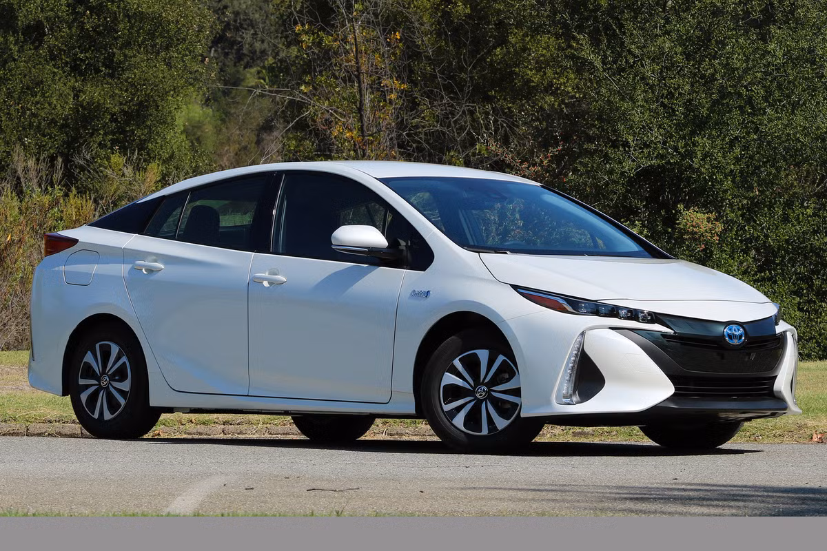 Toyota Prius Prime 2017 với 8.4 điểm thực chất chính là phiên bản mới của mấu Plug-in Hybrid - Toyota Prius. Xe sở hữu thiết kế khác biệt rõ rệt so với phiên bản hybrid thông thường cùng mức giá khởi điểm của xe dao động 27.100 - 33.100 USD.