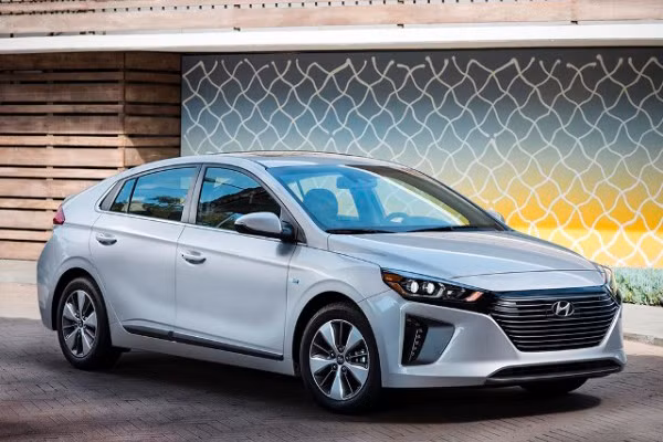 Đối thủ của Toyota Prius- Hyundai Ioniq 2017 với 8.4 điểm cũng được các chuyên gia đánh giá cao về khả năng tiết kiệm nhiên liệu. Hyundai Ioniq có tới 3 biến thể, bao gồm hybrid, plug-in hybrid và thuần điện (EV).