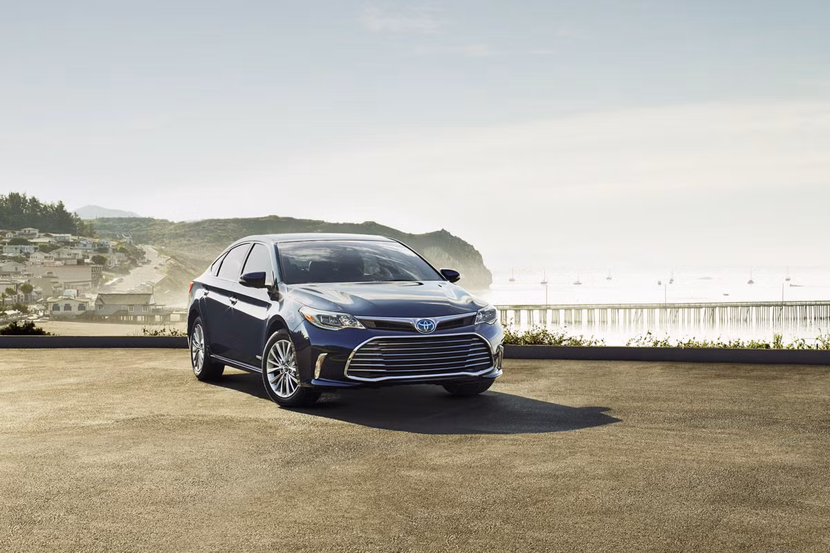 Toyota Avalon dùng động cơ 2.5L I4 trang bị công nghệ Hybrid Synergy Drive với 2 mô tơ điện cho công suất tổng hợp ở mức hơn 200 mã lực đi cùng hộp số vô cấp CVT. có mức tiêu thụ hỗn hợp chỉ 5,9L/100 km, thấp hơn so với 9,8L/100 km của phiên bản chạy xăng 3.5L V6