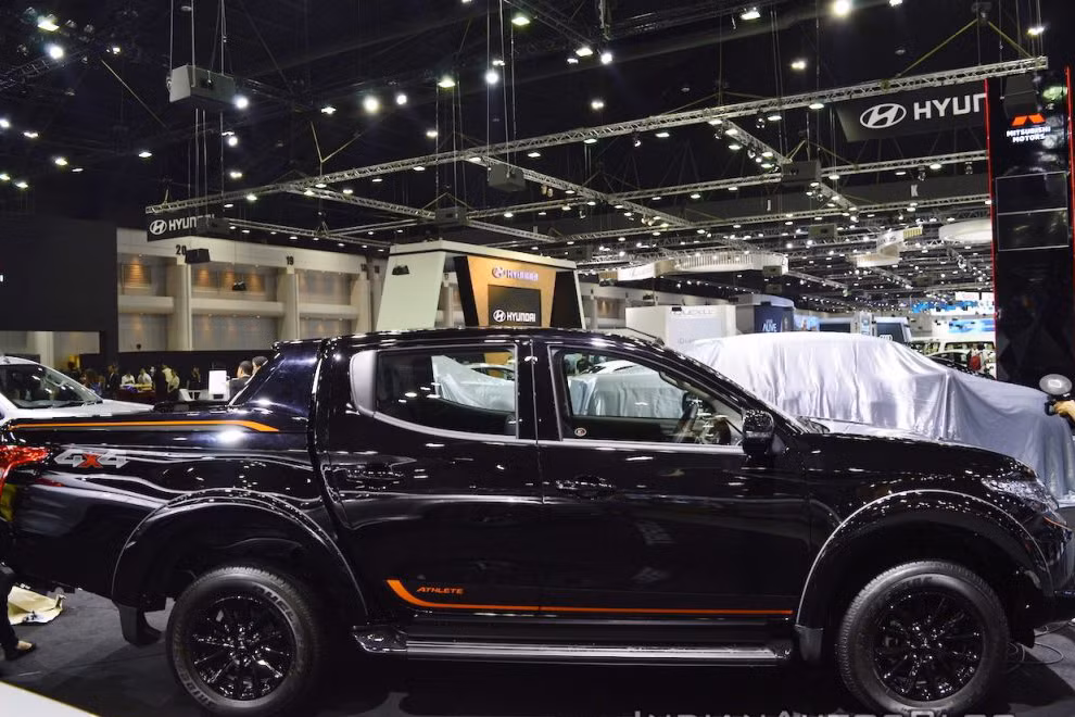 Khu vực vòm bánh xe xuất hiện thêm ốp bảo vệ bằng nhựa đen cứng. Bộ mâm mới kích thước lớn 17 inch, dạng 6 chấu kép, tay nắm cửa phủ nước sơn đen tuyền.