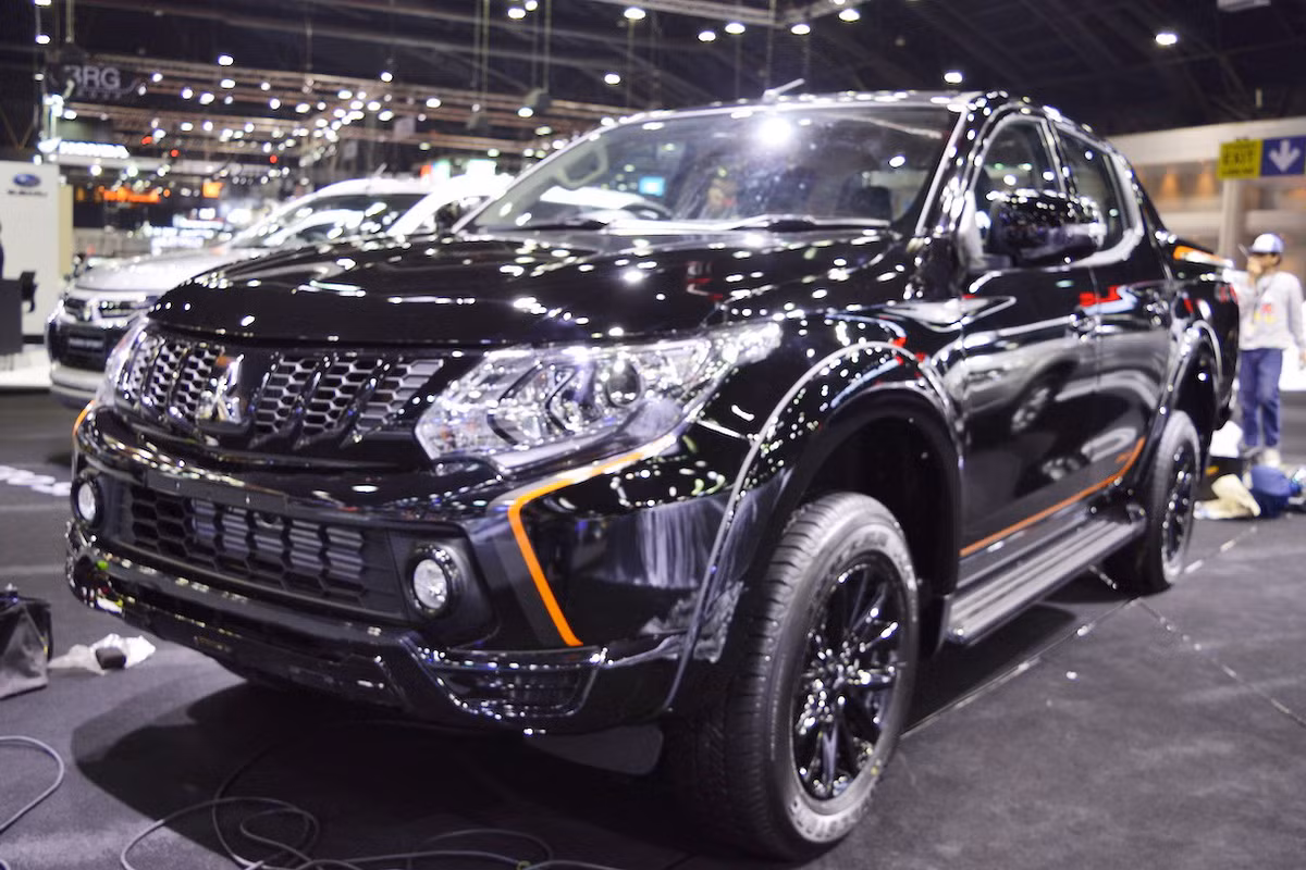 Phiên bản đặc biệt của mẫu xe bán tải Mitsubishi Triton Athlete vừa chính thức ra mắt tới công chúng tại triển lãm ôtô Thái Lan 2017. Đây là đối thủ cạnh tranh với Ford Ranger Wildtrak, hiện xe có giá bán khởi điểm từ 879.000 THB (khoảng 612,5 triệu đồng).