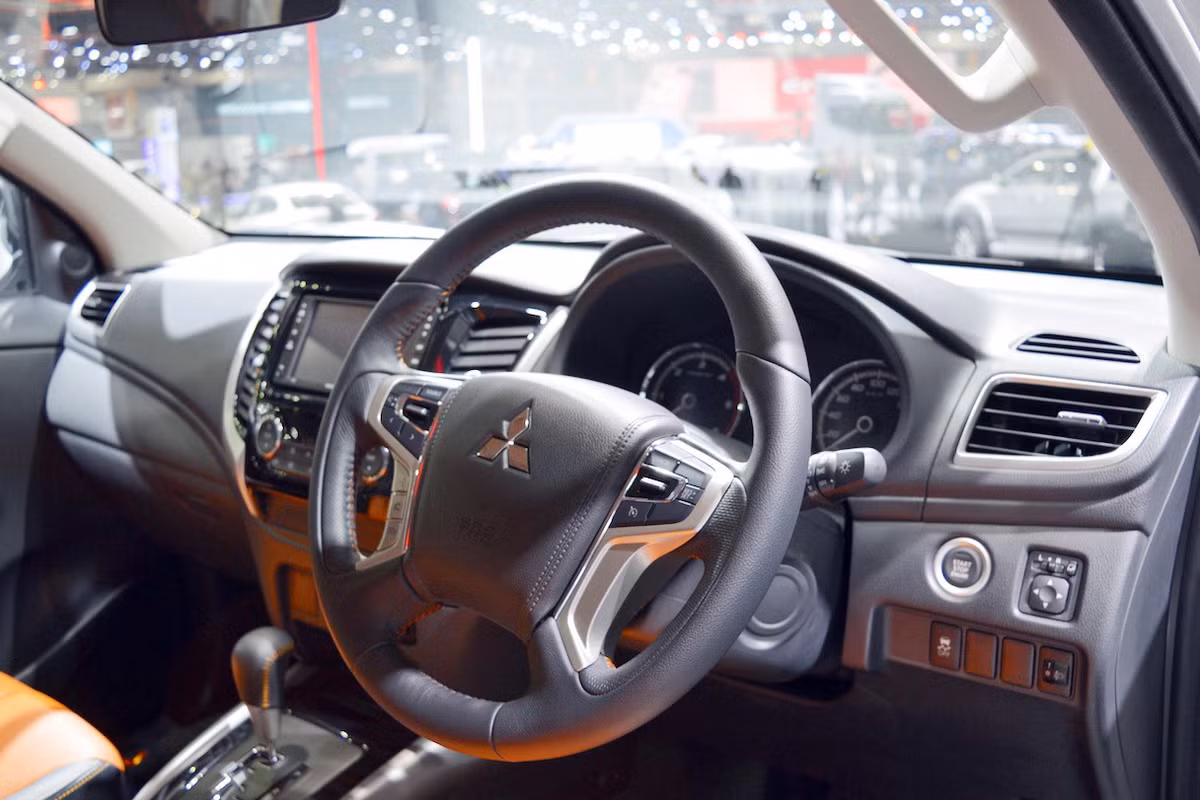 Bên cạnh đó là vô-lăng, núm điều khiển, hộp lưu trữ và bảng điều khiển trung tâm xuất hiện những họa tiết màu cam mới. Ngoài ra, Mitsubishi Triton Athlete còn được trang bị ghế lái điều chỉnh bằng điện 8 hướng, màn hình cảm ứng AVN tích hợp Apple CarPlay và hỗ trợ Android Auto, lẫy chuyển số trên vô lăng và điều hòa 2 vùng…