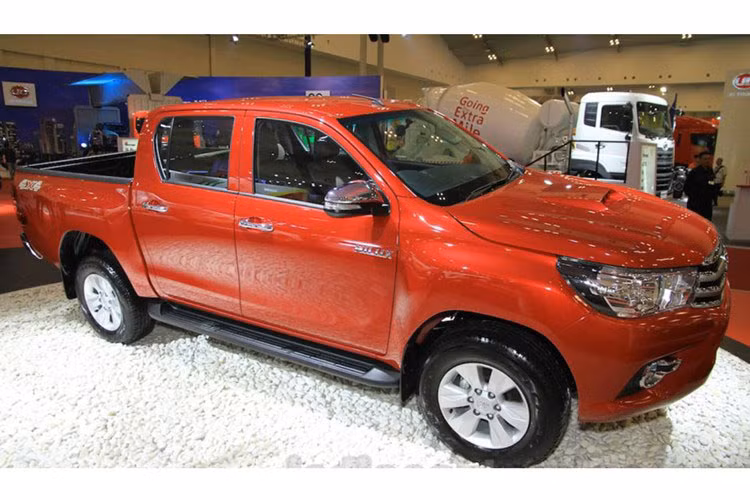 Phiên bản Hilux 2.4 2GD-FTV TRD được trang bị động cơ diesel tăng áp 4 xi-lanh thẳng hàng, có công suất tối đa 147 mã lực và mô-men xoắn cực đại 343 Nm. Đi kèm với động cơ này, hộp số tự động của Hilux cũng đã được thay mới, nâng từ 5 thành 6 cấp.