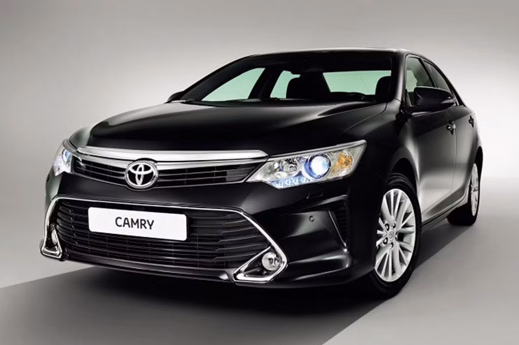 Giá bán thực tế của Toyota Camry tại các đại lý dao động từ 978 triệu đồng - 1,273 tỷ đồng.