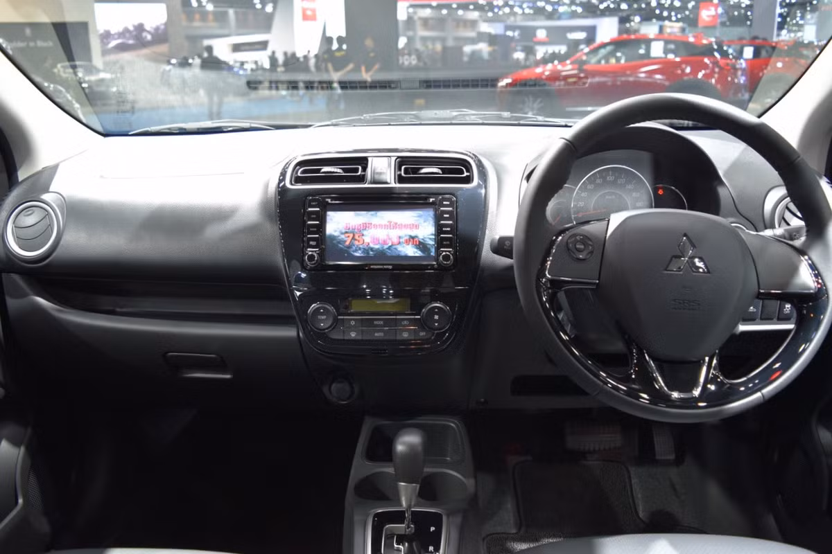 Bên cạnh đó, xe còn được bố trí hệ thống điều hòa tự động, màn hình thông tin giải trí cảm ứng kích thước 6.5 inch tích hợp chức năng định vị và đầu đọc DVD.