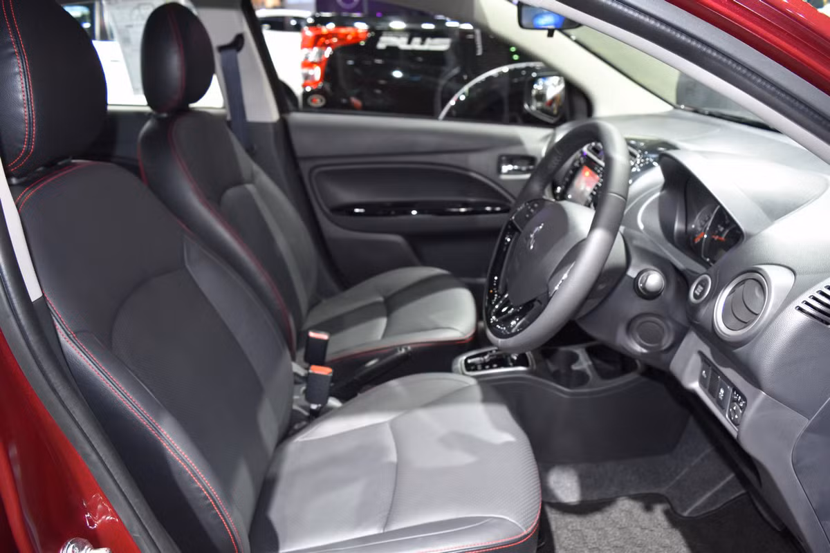 Bên trong nổi của mẫu xe giá rẻ này nổi bật với các chi tiết là các đường viền chỉ nổi bật, vô-lăng dạng 3 chấu màu đen đi kèm đường viền crôm sáng bóng, tôn lên sự sang trọng.