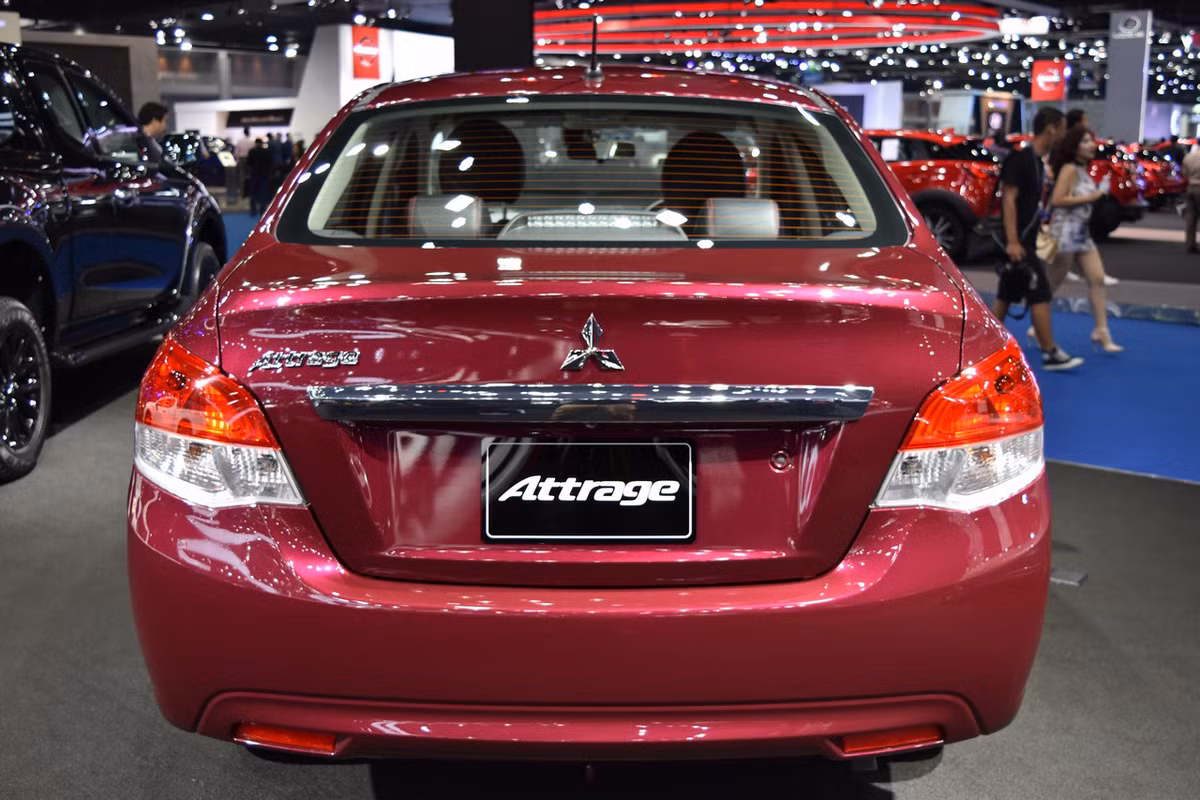 Không kém phần nổi bật so với phía trước, ở phía sau là cụm đèn hậu dạng chia tầng ấn tượng mở rộng sang hai bên hông xe. Nắp ca-pô nhô cao đi kèm là một thanh ngang sáng với logo đính chính giữa. Bộ la-zăng làm bằng hợp kim màu xám bạc, kích thước 15 inch dạng đa chấu.