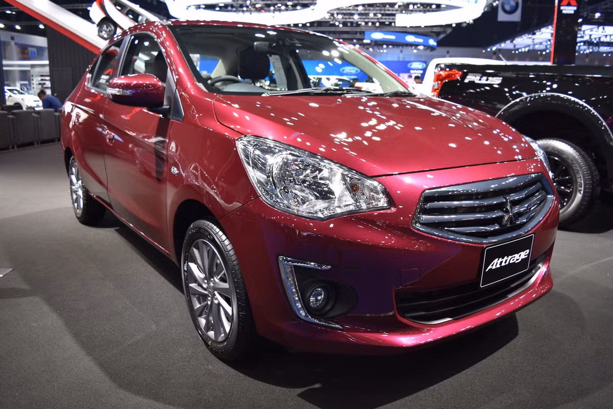 Tại “xứ sở chùa vàng”, Mitsubishi Attrage có 5 phiên bản lần lượt với các tên gọi: GLX, GLS, GLS RalliArt Limited Edition và GLS LTD. Xe có giá khởi điểm khoảng 13.435 USD (tương đương 305 triệu đồng). 