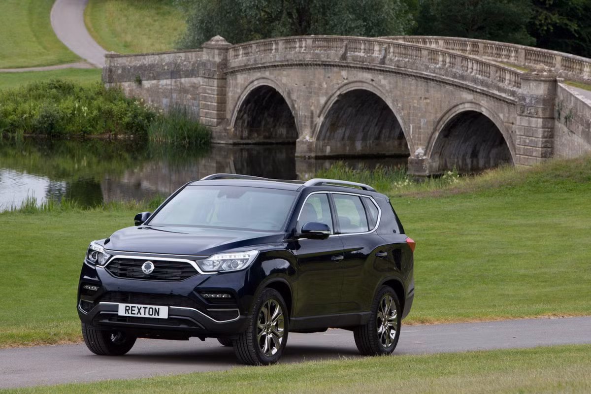 Theo hãng xe Hàn Quốc SsangYong, Thế hệ mới của mẫu SUV 7 chỗ sẽ được đặt hàng từ tháng tới tại Anh Quốc. Giá bán của xe từ 27.500 bảng Anh (36.413 USD) cho phiên bản tiêu chuẩn EX sử dụng số sàn, giá từ 37.500 bảng Anh (49.654 USD) cho phiên bản cao nhất Ultimate sử dụng hộp số tự động 7 cấp.