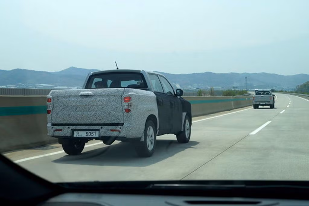 Dự kiến, SsangYong Rexton Sports (Q200) sẽ bán ra tại thị trường Hàn Quốc vào đầu năm 2018. Mức giá của mẫu xe bán tải này hiện vẫn chưa được tiết lộ nhưng theo giới thạo tin nó sẽ không quá đắt, nhằm cạnh tranh với các đối thủ cùng phân khúc.