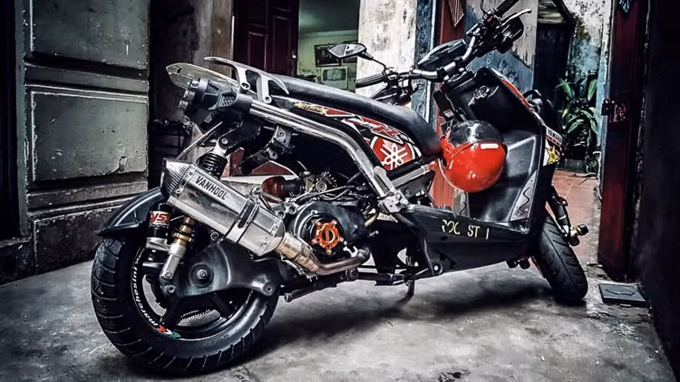 Chiếc xe thứ 2 sở hữu vẻ bề ngoài khá ấn tượng với dàn áo phong cách RockStar, giảm xóc sau YSS, gắp sau được kéo dài, lên đèn hậu dạng LED cũng như dàn đầu đèn đôi ấn tượng của phiên bản Zuma tại Mĩ (Zuma là tên gọi khác của BWS tại thị trường châu Âu và Mĩ).