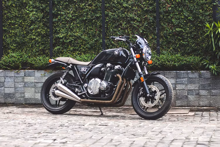 Trên phiên bản môtô Honda CB1100 này, mặc dù mang kiểu dáng cổ điển nguyên bản nhưng nó vẫn được độ lại một số chi tiết nhằm nâng cao hiệu suất. Về ngoại hình của chiếc xe, người thợ tại Sài Gòn đã khéo léo kết hợp hài hoà những chi tiết cũ và mới với nhau, nhưng không làm mất đi vẻ đẹp cổ điển vốn có của mẫu xe này.