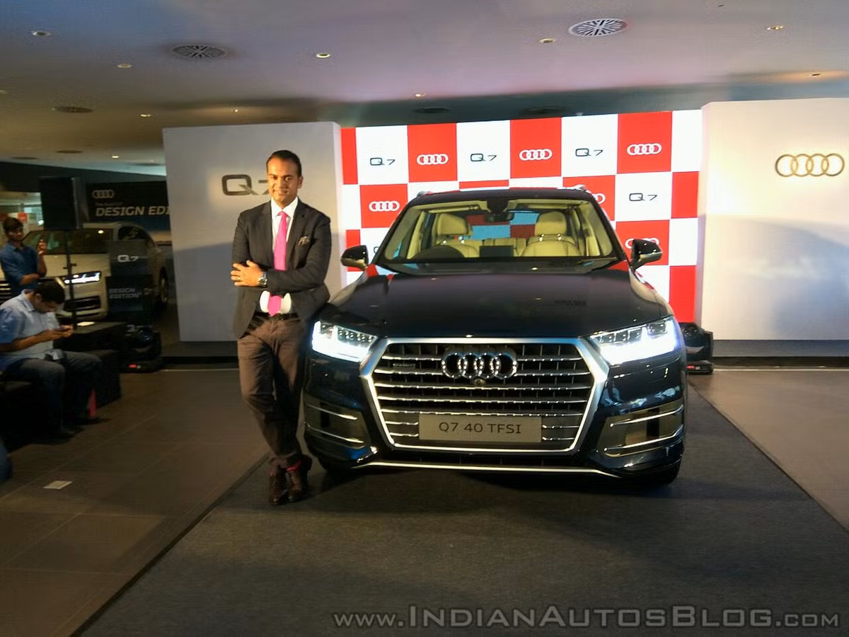 Bên trong, khu vực bảng táp-lô là màn hình hiển thị MMI độ phân giải cao, ghế ngồi bọc da cho tất cả hàng ghế, voo-lăng 3 chấu thể thao tích hợp phím chức năng, hệ thống Audi Drive Select cho phép người lái lựa chọn các chế độ như: Comfort, Auto, Dynamic, Individual và Off-road. 