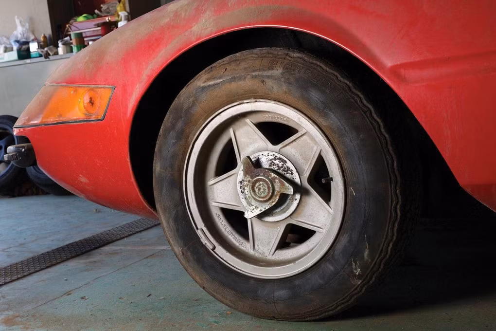 Được tái xuất vào tháng Sáu vừa qua, chiếc xe này đã được xác minh chính là chiếc xe phiên bản Daytona thân nhôm duy nhất trên thế giới. Toàn bộ phần thân xe, gầm xe và hệ truyền động đều được nguyên bản.