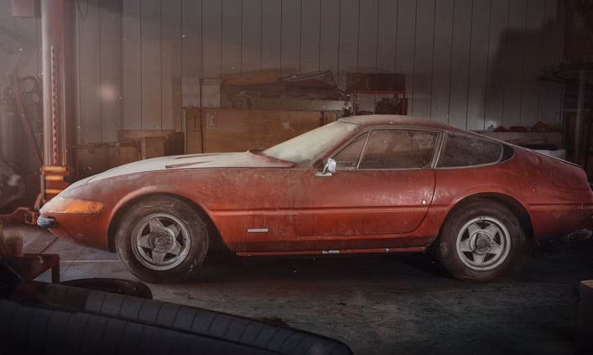 Chiếc siêu xe Ferrari Daytona "hàng hiếm" trị giá khoảng 2 triệu USD đã bị chủ nhân của mình bỏ trong nhà kho và bị bao phủ bởi lớp bụi dày đặc. Trên mẫu xe này, một số bộ phận của xe đã bị han gỉ và hư hỏng.