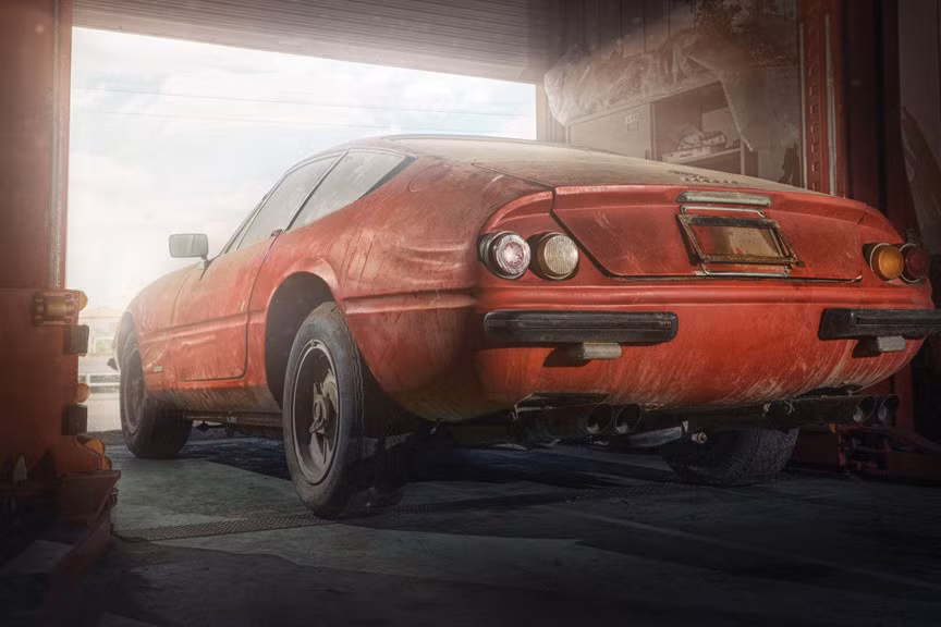 Chiếc xe này được sản xuất từ 6/1969, với màu sơn đỏ đặc trưng kết hợp hài hòa với nội thất màu đen theo phong cách cổ điển. Phần đầu xe được thiết kế thon dài và lưới tản nhiệt hình chữ nhật với những thanh ngang nằm dưới. Mẫu xe này được trang bị đèn pha và cửa sổ điện.