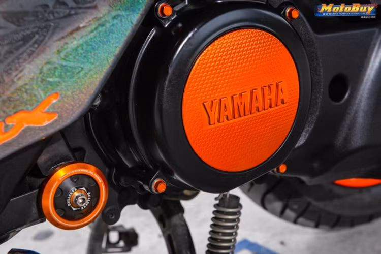 SMAX 155 vẫn sử dụng động cơ xi-lanh đơn SOHC 4 van, 4 kỳ, làm mát bằng dung dịch, có phun xăng điện tử và dung tích 155cc. Tuy nhiên khác với NVX, động cơ này không được trang bị công nghệ van biến thiên VVA. Xe có công suất 15,1 mã lực và mô-men xoắn 11,4Nm.