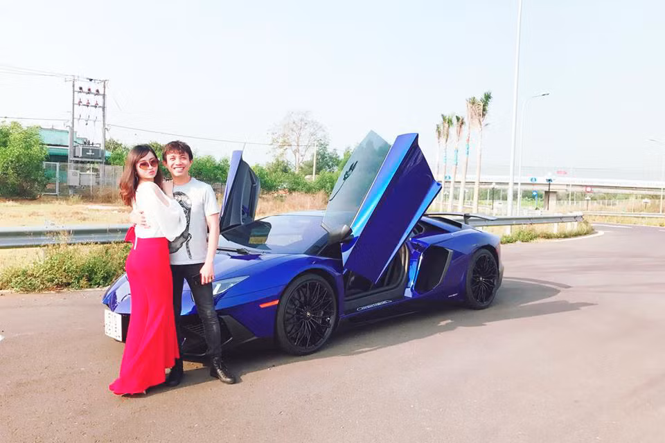 Siêu xe Aventador SV "hàng độc" tại Việt Nam này được trang bị khối động cơ V12, có công suất cực đại 750 mã lực và mô-men xoắn cực đại 690 Nm. Thời gian tăng tốc từ 0-100 km/h giảm xuống 2,8 giây. Hiện giá bán của xe tới 35 tỷ đồng tại Việt Nam sau khi đã ra biển trắng. 