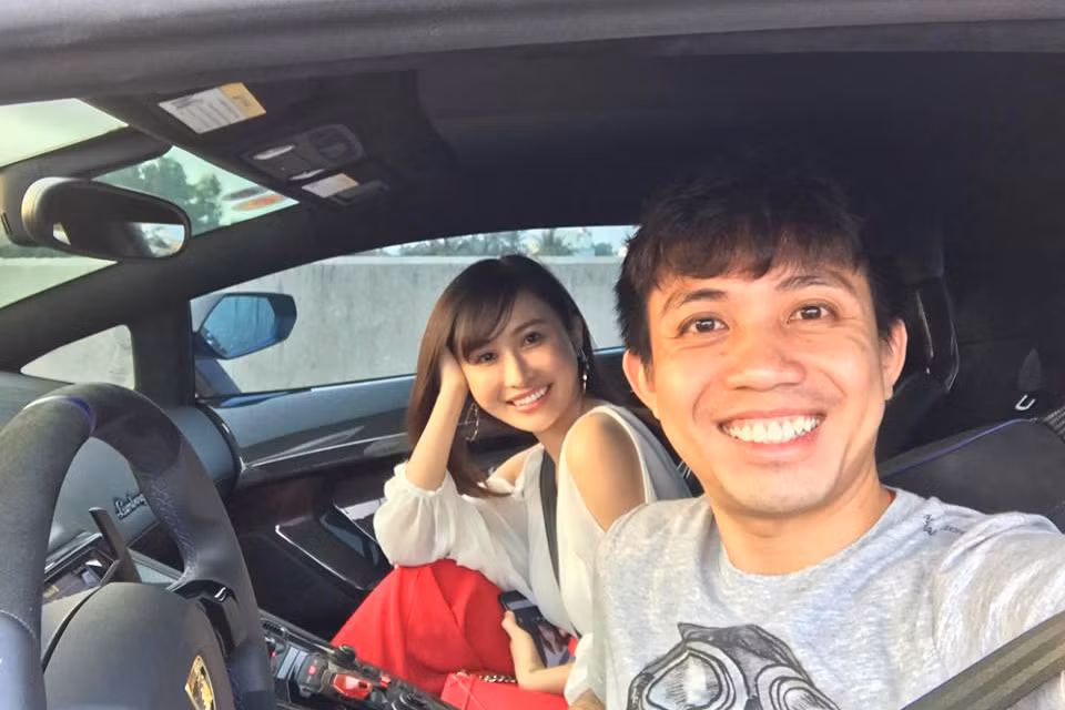 Tuy nhiên, một câu hỏi được khá nhiều người đặt ra là chiếc thần gió Pagani Huayra trị giá gần 100 tỷ đồng được anh tậu về cũng được một thời gian nhưng chưa bao giờ thấy xuất hiện trên đường phố. Một số thành viên cộng đồng mạng cho rằng anh mua về chỉ để làm màu, trong khi đó một nhóm khác lại cho rằng có thể chiếc xe chưa được ra biển trắng 