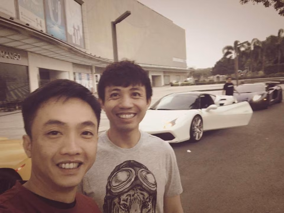 Cách đây ít giờ, Đại gia Minh Nhựa đăng tải loạt ảnh chụp ảnh cùng vợ và dàn siêu xe tiền tỷ nhân dịp ngày phụ nữ quốc tế 8/3 nhanh chóng thu hút sự quan tâm của cộng đồng mạng, đặc biệt trong album còn có sự xuất hiện của đại gia phố núi Cường Đô la.