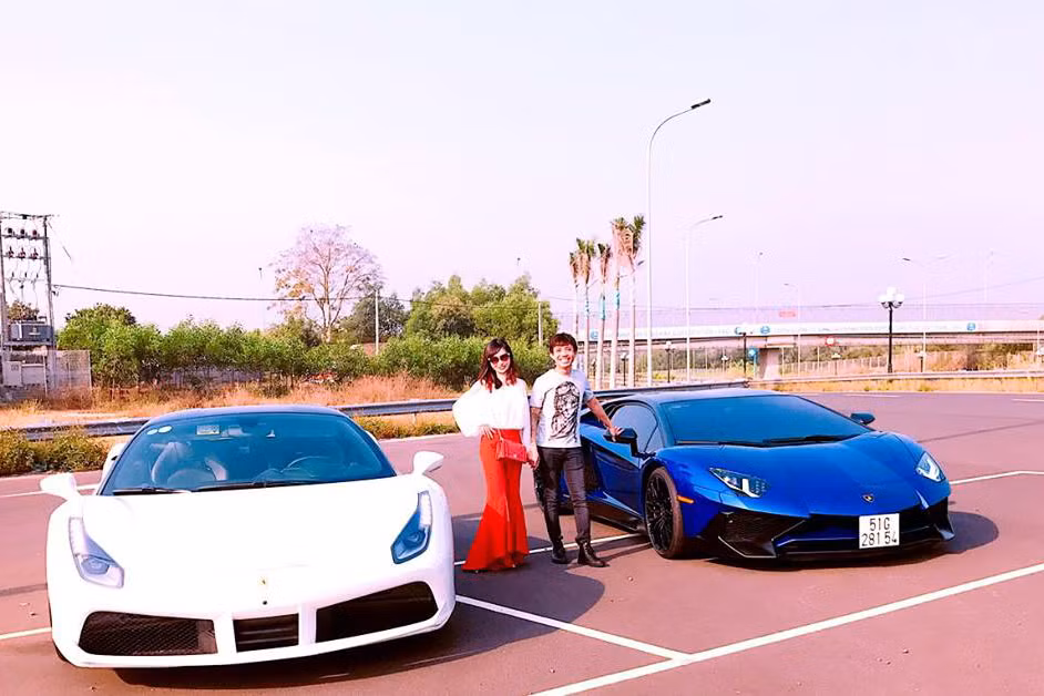 Bên cạnh Lamborghini Aventador LP750-4 SV còn có Ferrari 488 GTB của đại gia phố núi Cường Đô la. Xe được trang bị động cơ V8, tăng áp kép, dung tích 3,9 lít, sản sinh công suất tối đa 661 mã lực tại 8.000 vòng/phút và mô-men xoắn cực đại 760 Nm tại 3.000 vòng/phút.