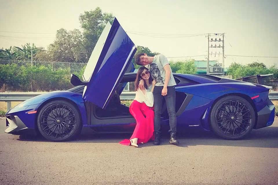 Siêu xe xuất hiện cùng Minh Nhựa và bà xã của mình là siêu xe thể thao Lamborghini Aventador LP750-4 SV. Đây là chiếc siêu xe "hàng thử" đầu tiên xuất hiện tại thị trường Việt Nam. Xe được nhập khẩu không chính hãng và có màu sơn ngoại thất xanh dương khá nổi bật.
