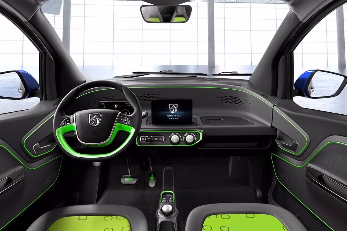 Không gian nội thất bên trong với tay lái dạng 2 chấu, đáy phẳng tích hợp một số phím chức năng, ghế ngồi bọc vải nỉ, cùng màn hình giải trí 7-inch kết nối wifi,…