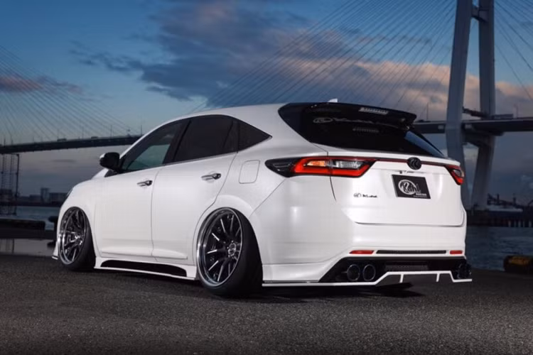 Bên cạnh bộ thân vỏ đầy ấn tượng này, hệ thống vành bánh xe kích thước 21-22 inch được trang bị với lốp thể thao Toyo và độ chụm bánh xe được điều chỉnh ở góc 30 độ khi hạ hết giảm xóc.