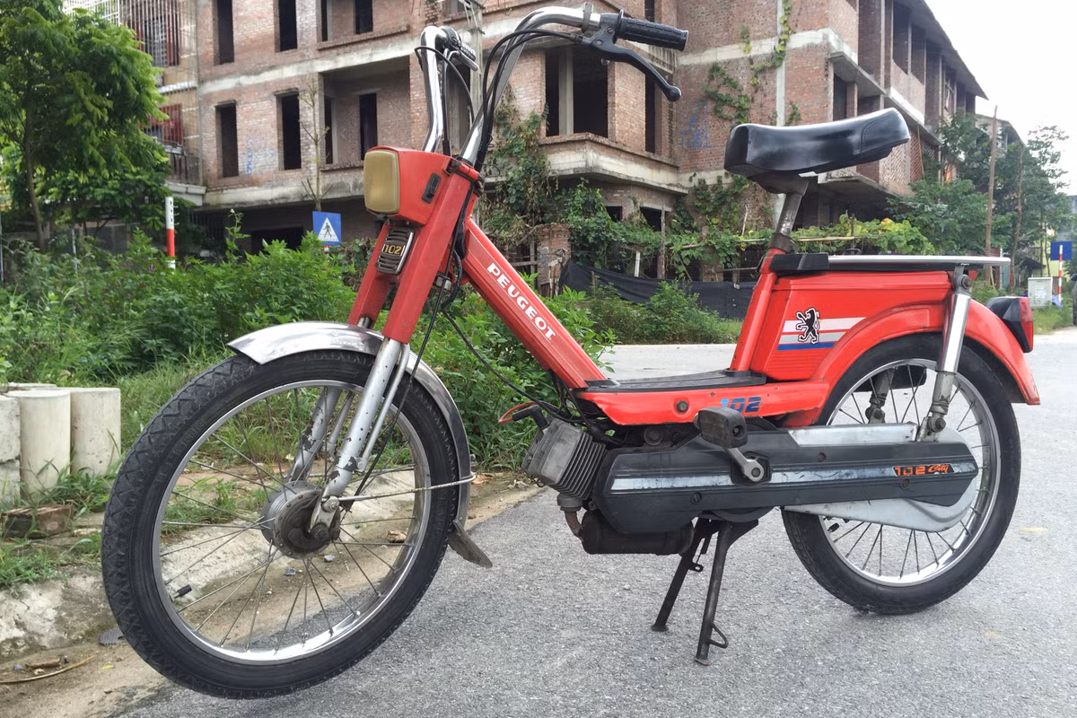 Những chiếc moped như xe máy Peugeot 102 đã từng có thời hoàng kim đầy rực rỡ trong ký ức của người Việt thời bao cấp. Mặc dù đã trải qua tuổi đời hàng chục năm, cái thú chơi xe Peugeot cổ vẫn còn đầy “nhuyệt huyết” với nhiều người đam mê dòng xe này cho tới tận ngày nay.