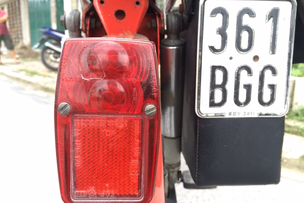 Thường thì yên xe ở phía sau được trang bị một túi da nhỏ để đựng nhiều loại đồ nghề. Hư ở đâu thì sửa ở đó. Đặc biệt, dòng xe này không có kim báo xăng như xe máy thời nay nên hay hết xăng bất ngờ, đòi hỏi người lái thường xuyên phải kiểm tra nhiên liệu.